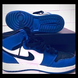 Boys Air Jordan 1 Retro: Blue (Soar)/ Black/White
